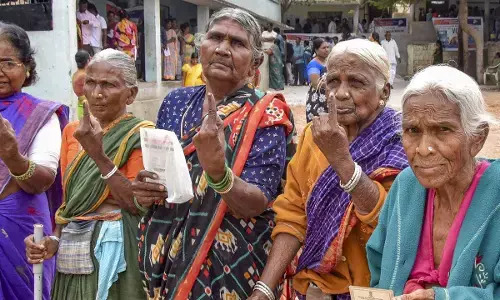 ఆ జిల్లాలో వందేండ్లు నిండిన ఓటర్లు 5,492.. ఎక్కడంటే..? ఆ జిల్లాలో వందేండ్లు నిండిన ఓటర్లు 5,492.. ఎక్కడంటే..?