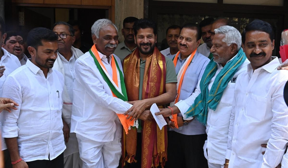 కాంగ్రెస్లో చేరిన మాజీ మంత్రి సముద్రాల, ఎమ్మెల్సీ రాజేశ్వర్రావులు కాంగ్రెస్లో చేరిన మాజీ మంత్రి సముద్రాల, ఎమ్మెల్సీ రాజేశ్వర్రావులు
