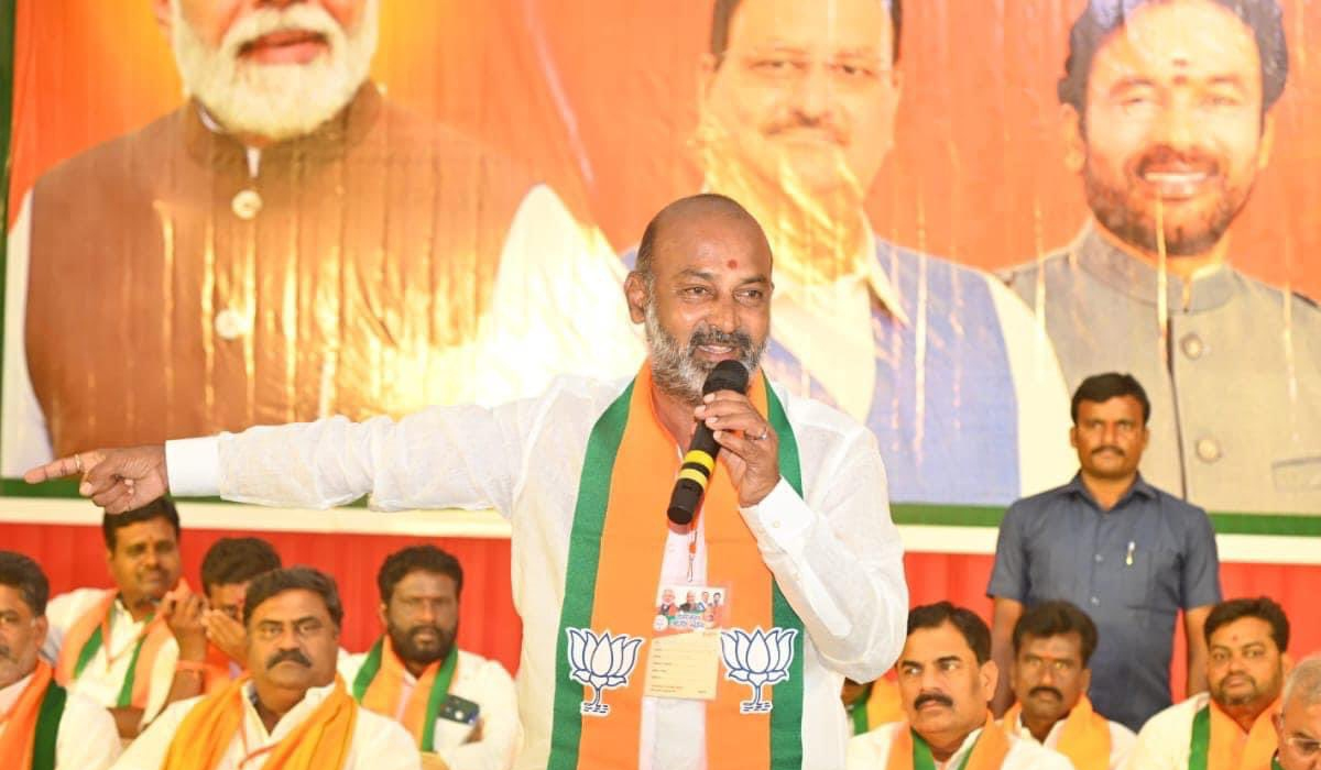 Bandi Sanjay | రాహుల్ గాంధీకి దమ్ముంటే ఓయూలో తిరుగాలి ,నిరుద్యోగం అంటువ్యాధిలా విస్తరిస్తోంది తెలంగాణలోనే : బండి సంజయ్ Bandi Sanjay | రాహుల్ గాంధీకి దమ్ముంటే ఓయూలో తిరుగాలి ,నిరుద్యోగం అంటువ్యాధిలా విస్తరిస్తోంది తెలంగాణలోనే : బండి సంజయ్