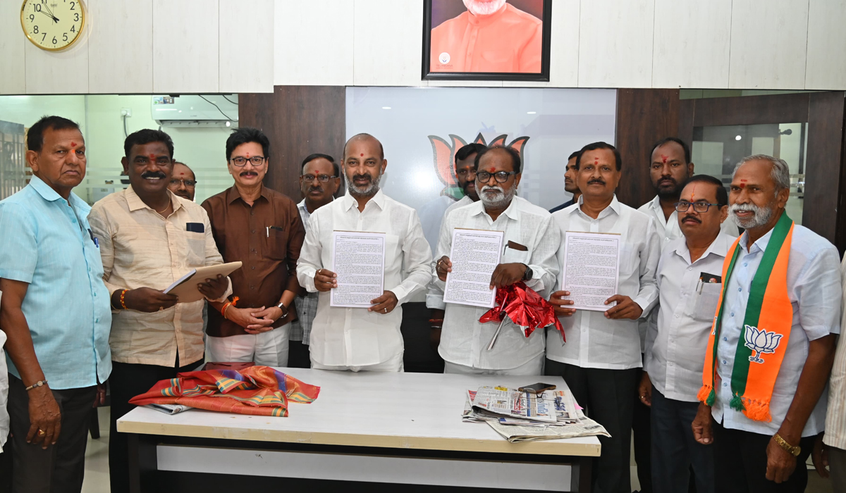 Bandi Sanjay | మీ తీర్పుపైనే దేశ భవిష్యత్తు ఆధారపడి ఉంది: బండి సంజయ్ Bandi Sanjay | మీ తీర్పుపైనే దేశ భవిష్యత్తు ఆధారపడి ఉంది: బండి సంజయ్
