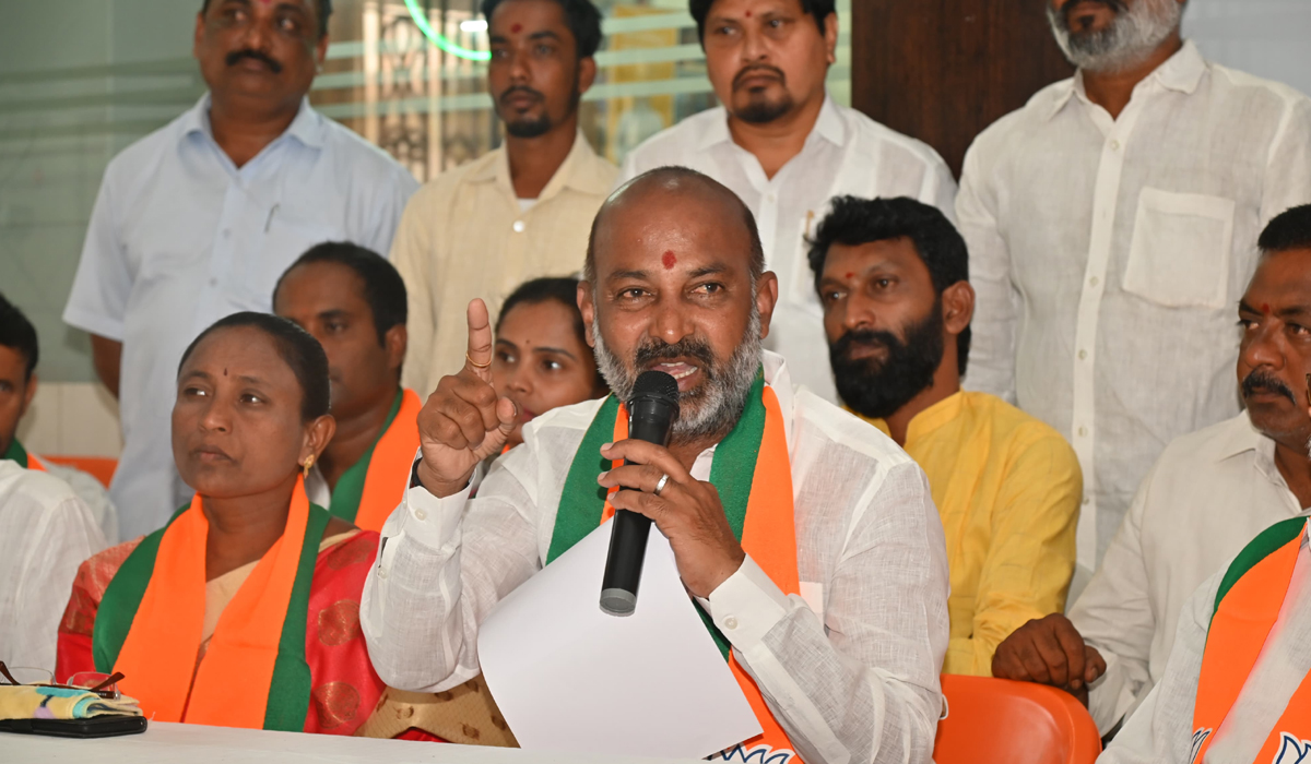 Bandi Sanjay: కేటీఆర్ దమ్ముంటే చర్చకు రా Bandi Sanjay: కేటీఆర్ దమ్ముంటే చర్చకు రా