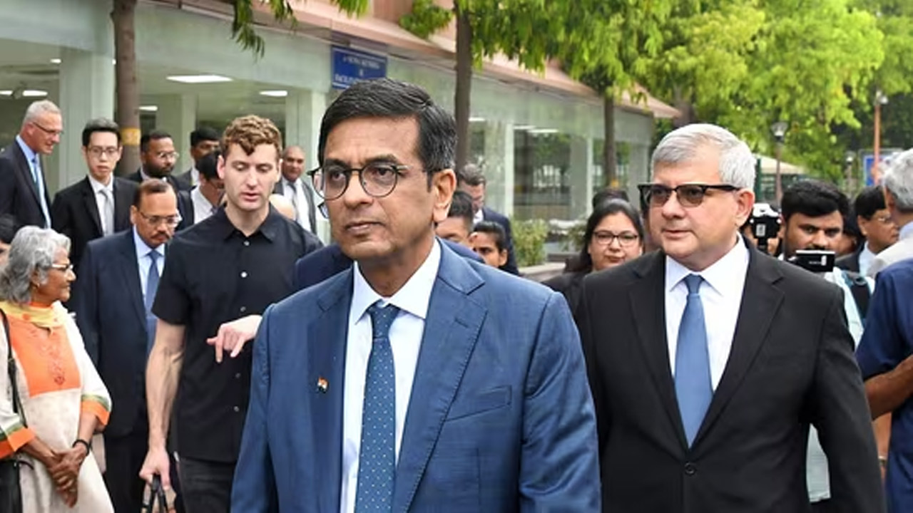 Supreme Court | ఇకపై అడ్వకేట్స్కు వాట్సాప్ ద్వారా సమాచారం.. సుప్రీంకోర్టు కీలక నిర్ణయం..! Supreme Court | ఇకపై అడ్వకేట్స్కు వాట్సాప్ ద్వారా సమాచారం.. సుప్రీంకోర్టు కీలక నిర్ణయం..!