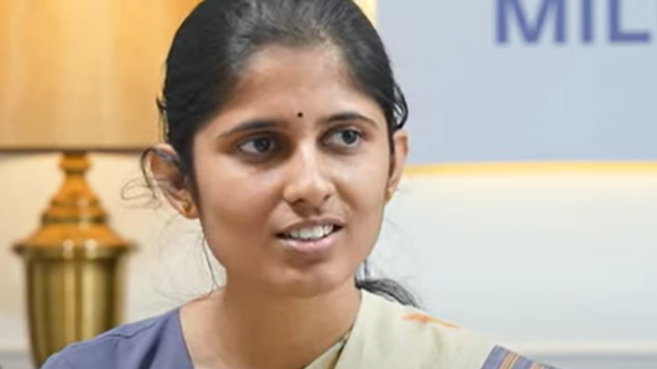 Donuru Ananya | అనన్య రెడ్డి అసాధారణ ప్రతిభ.. కోచింగ్ తీసుకోకుండానే సివిల్స్లో సత్తా..! Donuru Ananya | అనన్య రెడ్డి అసాధారణ ప్రతిభ.. కోచింగ్ తీసుకోకుండానే సివిల్స్లో సత్తా..!