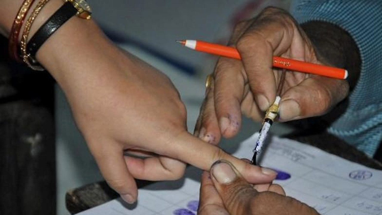 MLC Election | పట్టభద్రుల ఎమ్మెల్సీ స్థానానికి మే 27న ఉప ఎన్నిక.. షెడ్యూల్ ప్రకటించిన ఎన్నికల సంఘం MLC Election | పట్టభద్రుల ఎమ్మెల్సీ స్థానానికి మే 27న ఉప ఎన్నిక.. షెడ్యూల్ ప్రకటించిన ఎన్నికల సంఘం