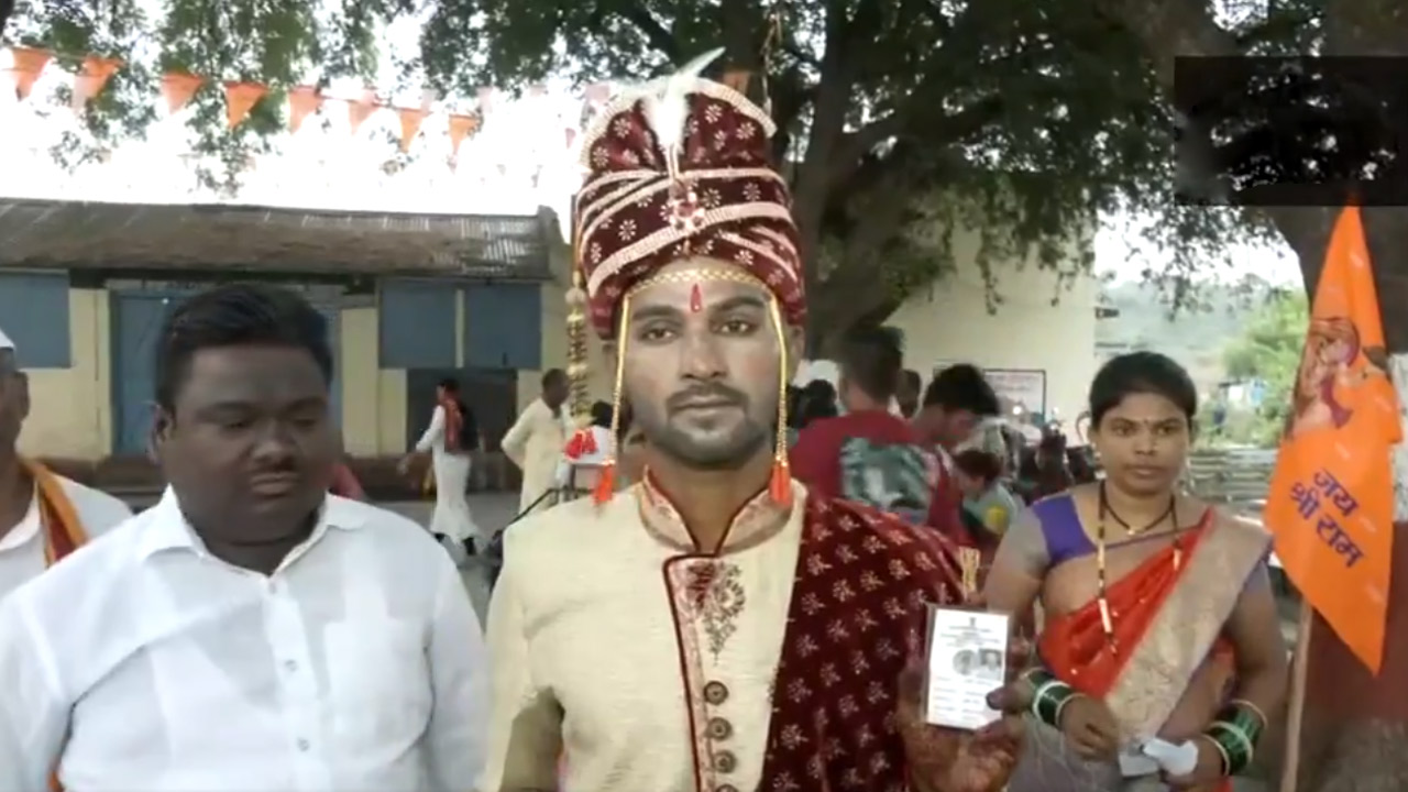 Lok Sabha Elections | పెండ్లి కొడుకుగా ముస్తాబై పోలింగ్ కేంద్రానికి వరుడు.. Video Lok Sabha Elections | పెండ్లి కొడుకుగా ముస్తాబై పోలింగ్ కేంద్రానికి వరుడు.. Video