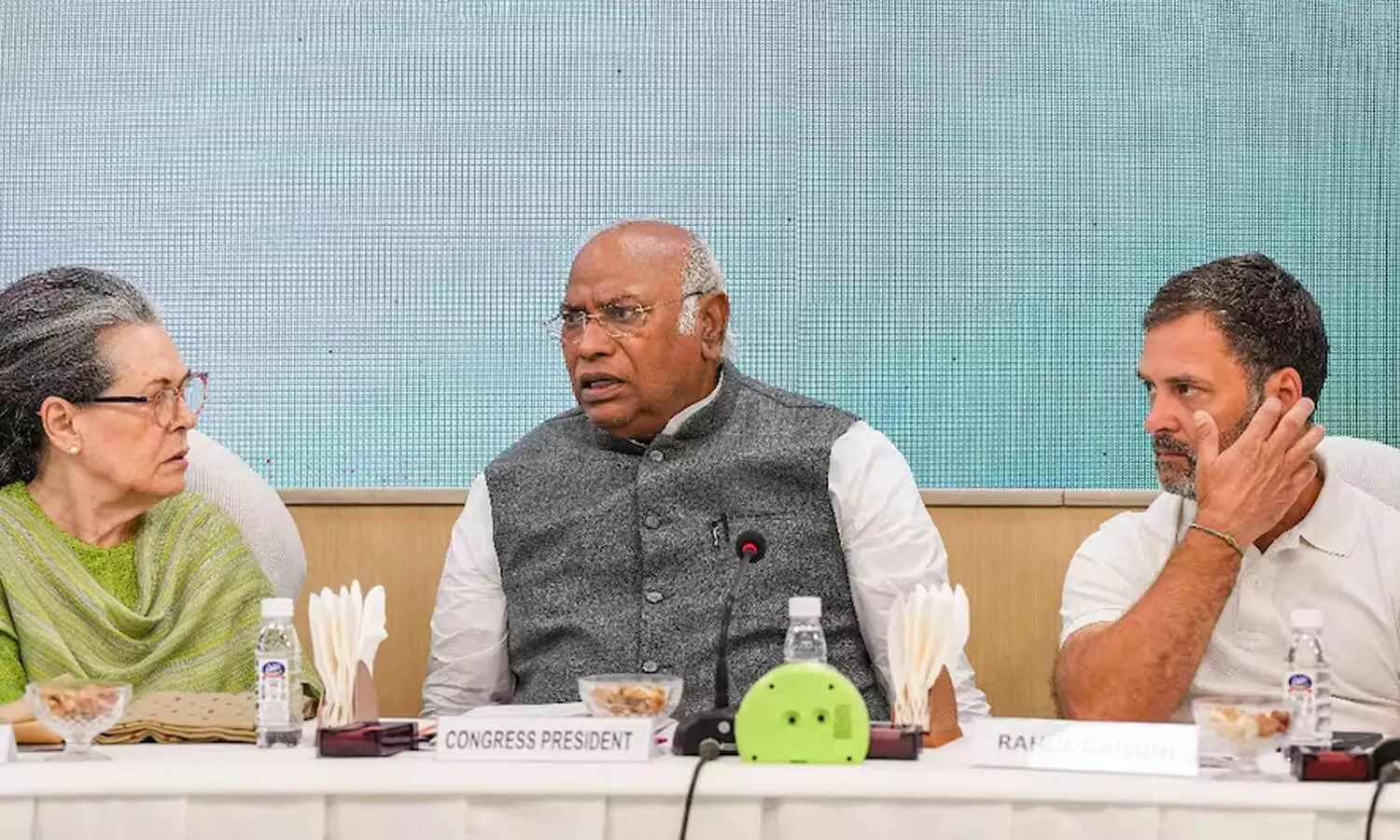 ఐటీ నోటీసుల కేసులో కాంగ్రెస్కు సుప్రీంకోర్టులో బిగ్ రిలీఫ్ ఐటీ నోటీసుల కేసులో కాంగ్రెస్కు సుప్రీంకోర్టులో బిగ్ రిలీఫ్