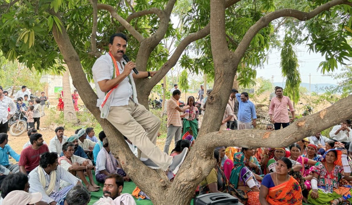చెట్టెక్కిన మంత్రి జూపల్లి.. ఎందుకంటే..! చెట్టెక్కిన మంత్రి జూపల్లి.. ఎందుకంటే..!