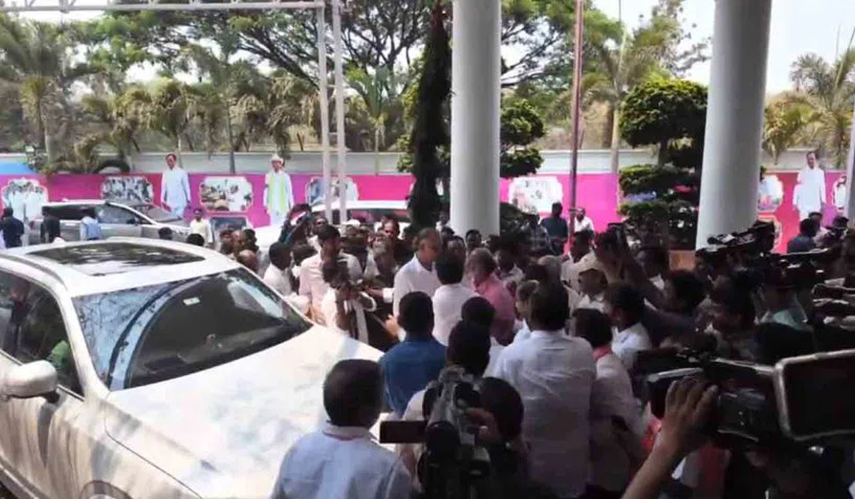 KTR | ఒకే కారులో తెలంగాణ భవన్కు బావ, బామ్మర్ది.. వీడియో KTR | ఒకే కారులో తెలంగాణ భవన్కు బావ, బామ్మర్ది.. వీడియో