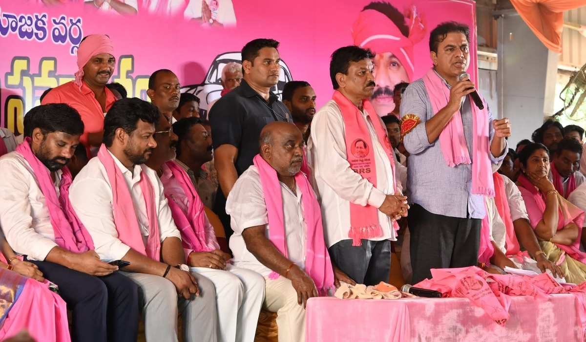 KTR | నిరుద్యోగులను మోసం చేస్తున్న రేవంత్ ప్రభుత్వం KTR | నిరుద్యోగులను మోసం చేస్తున్న రేవంత్ ప్రభుత్వం
