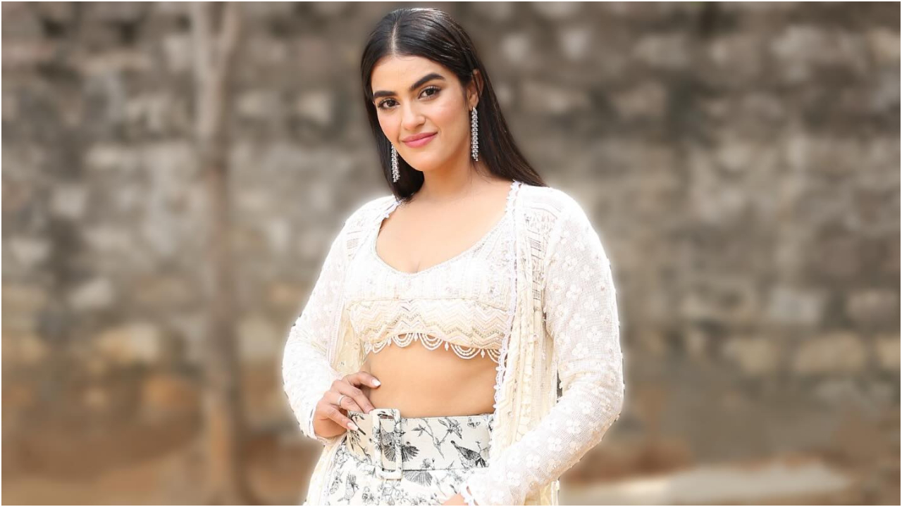 Kavya Thapar : వైట్ డ్రెస్ లో కావ్య థాపర్ అందాల ఊచకోత