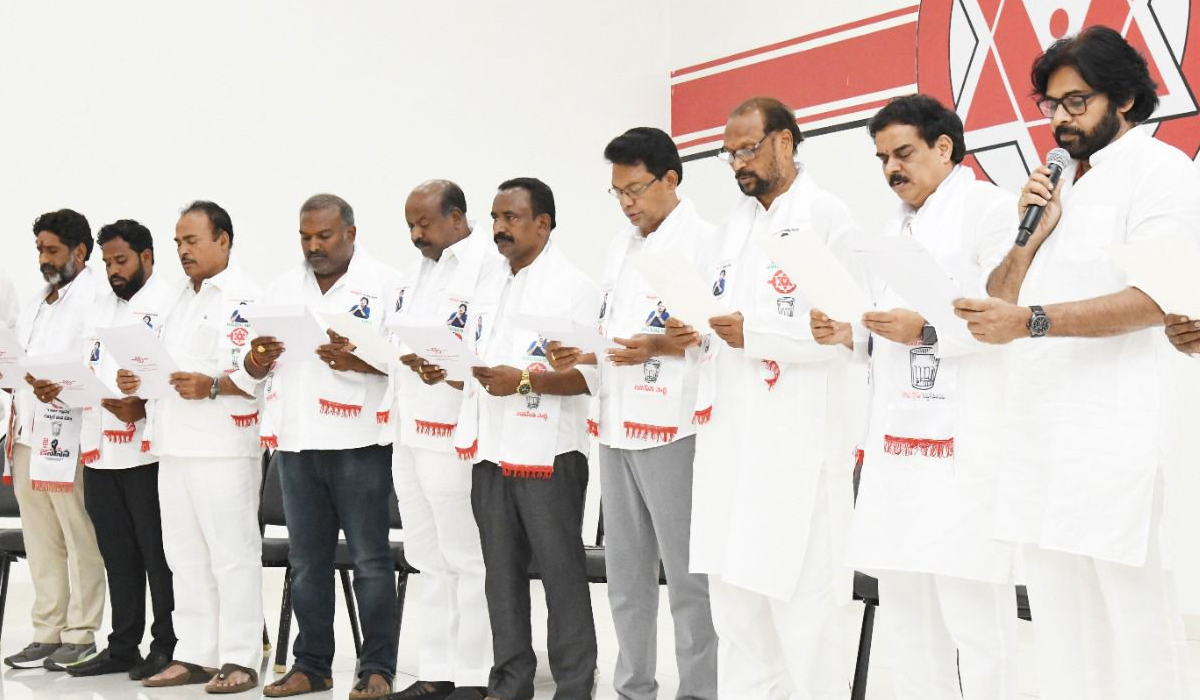 Janasena | జనసేన అభ్యర్థులకు బీ ఫారమ్లు అందించిన పవన్ కల్యాణ్ Janasena | జనసేన అభ్యర్థులకు బీ ఫారమ్లు అందించిన పవన్ కల్యాణ్