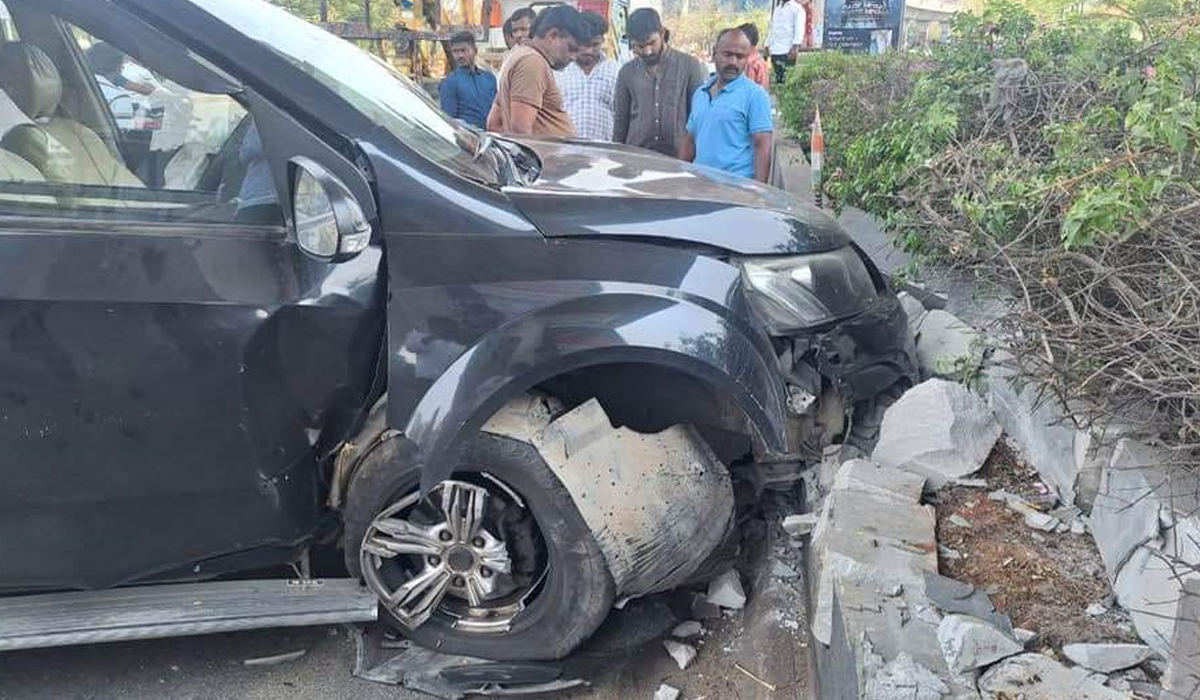 Road Accident | సీనియర్ జర్నలిస్ట్ పల్లె రవి కుమార్కు తృటిలో తప్పిన ప్రమాదం Road Accident | సీనియర్ జర్నలిస్ట్ పల్లె రవి కుమార్కు తృటిలో తప్పిన ప్రమాదం