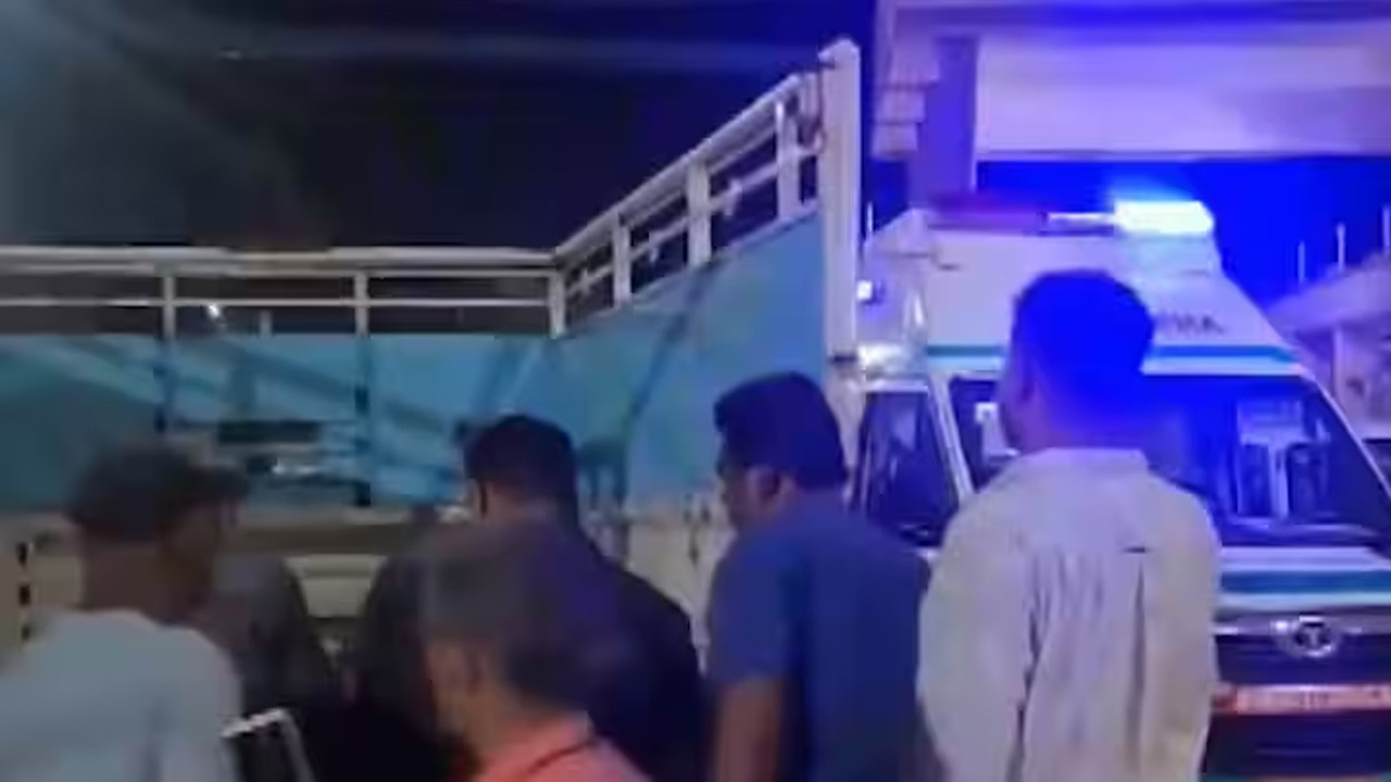 Road accident | ఆగివున్న గూడ్స్ ట్రక్కును ఢీకొట్టిన మినీ లారీ.. తొమ్మిది మంది దుర్మరణం..! Road accident | ఆగివున్న గూడ్స్ ట్రక్కును ఢీకొట్టిన మినీ లారీ.. తొమ్మిది మంది దుర్మరణం..!