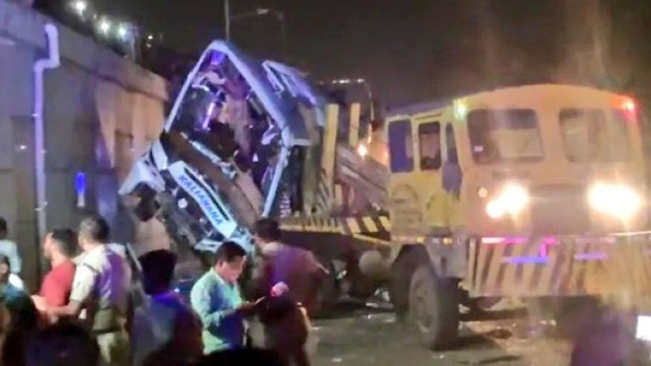 Road accident | ఘోరం.. అదుపుతప్పి వంతెన పైనుంచి పడ్డ బస్సు.. ఐదుగురు దుర్మరణం.. Road accident | ఘోరం.. అదుపుతప్పి వంతెన పైనుంచి పడ్డ బస్సు.. ఐదుగురు దుర్మరణం..