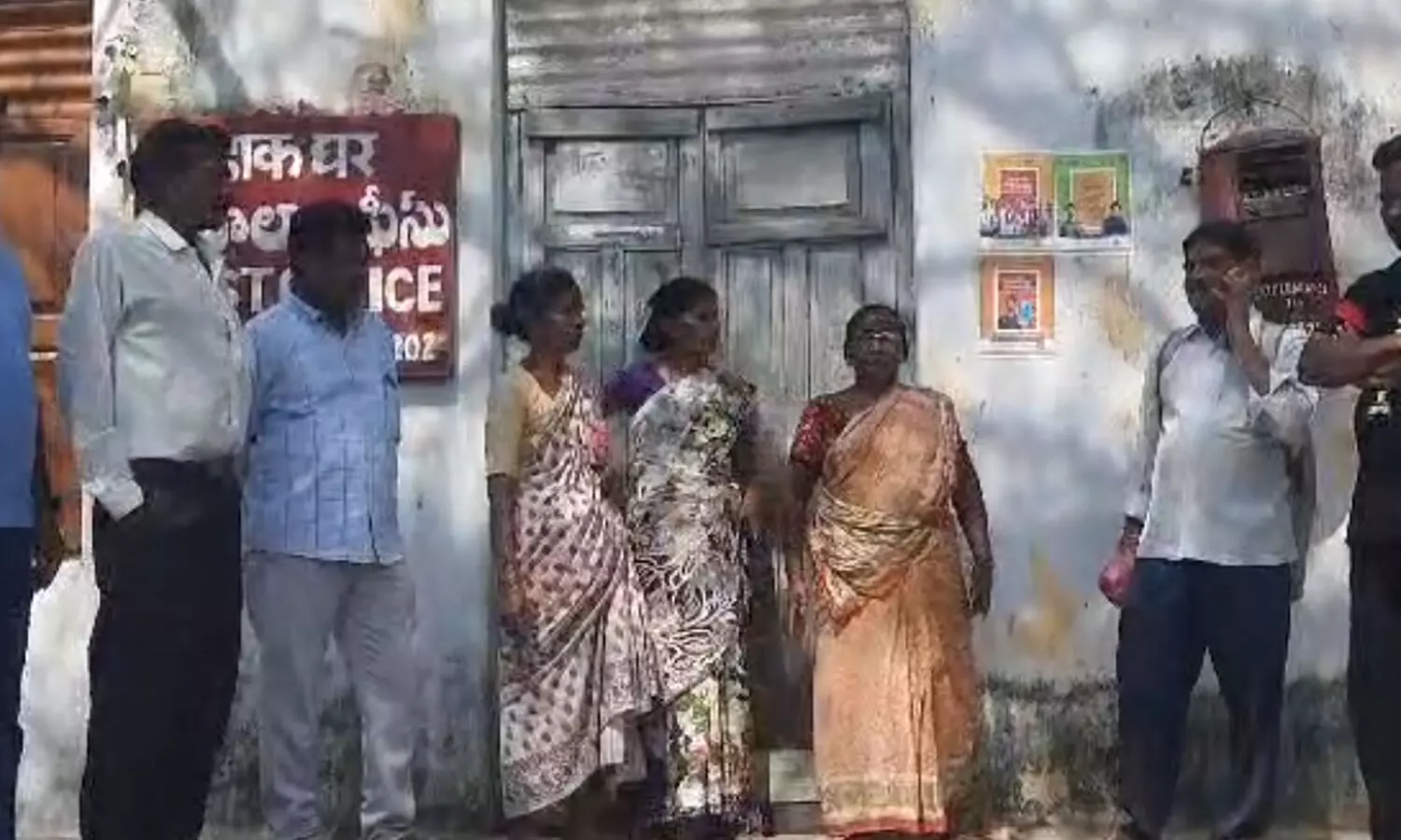 సాగర్లో పోస్టాఫీస్ ముందు బాధితుల ధర్నా సాగర్లో పోస్టాఫీస్ ముందు బాధితుల ధర్నా