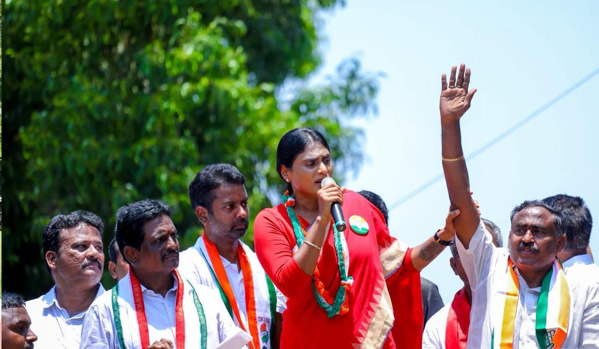 వైఎస్సార్ పేరును సీబీఐ చార్జ్షీట్లో చేర్పించింది జగనే వైఎస్సార్ పేరును సీబీఐ చార్జ్షీట్లో చేర్పించింది జగనే