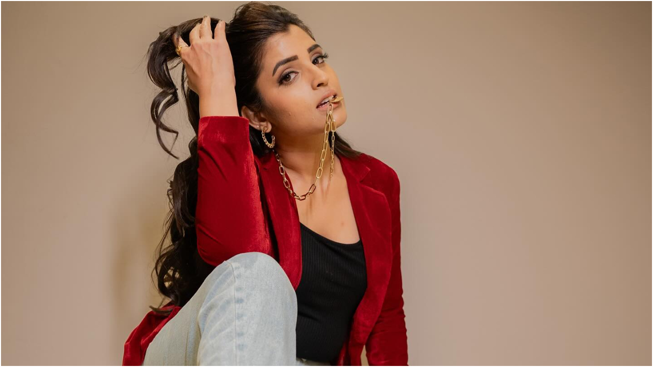 Anchor Shyamala: కళ్ళతో మాయ చేస్తున్న యాంకర్‌ శ్యామల
