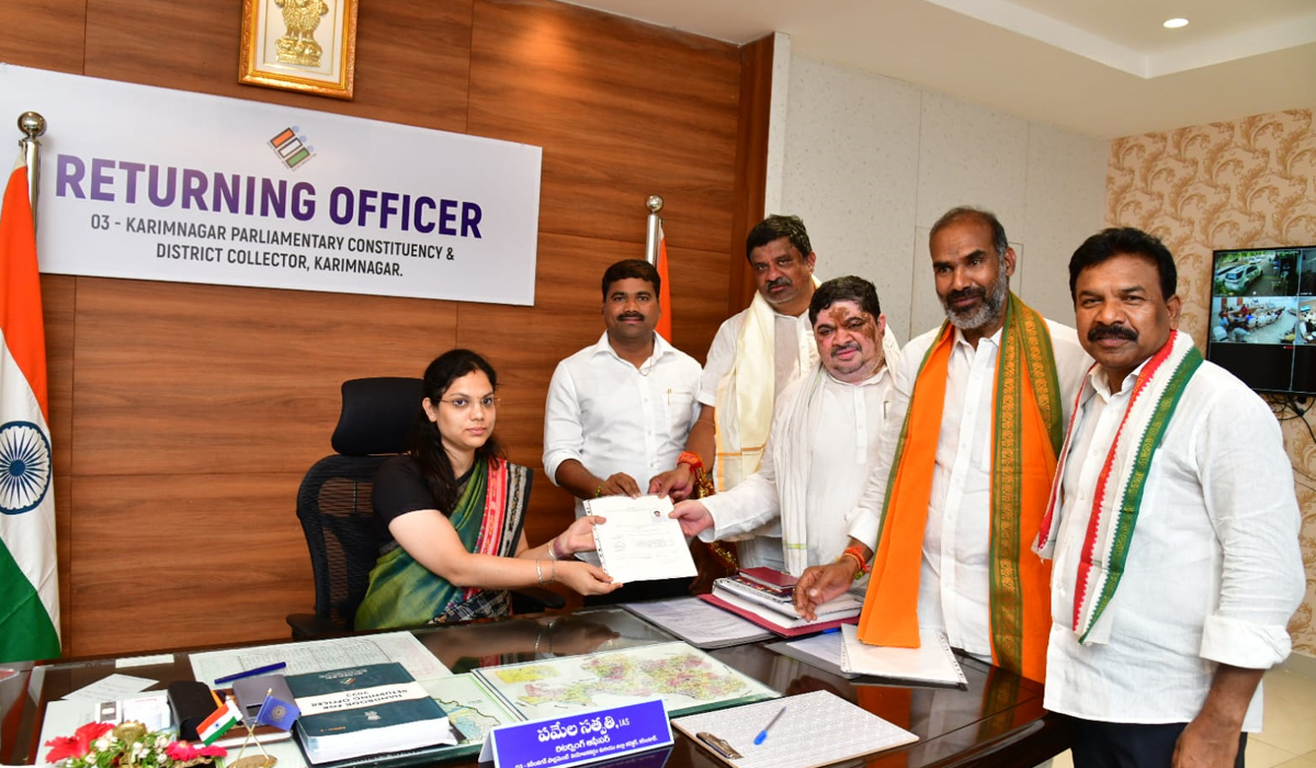 నామినేషన్ దాఖలు చేసిన వెలిచాల రాజేందర్ రావు నామినేషన్ దాఖలు చేసిన వెలిచాల రాజేందర్ రావు