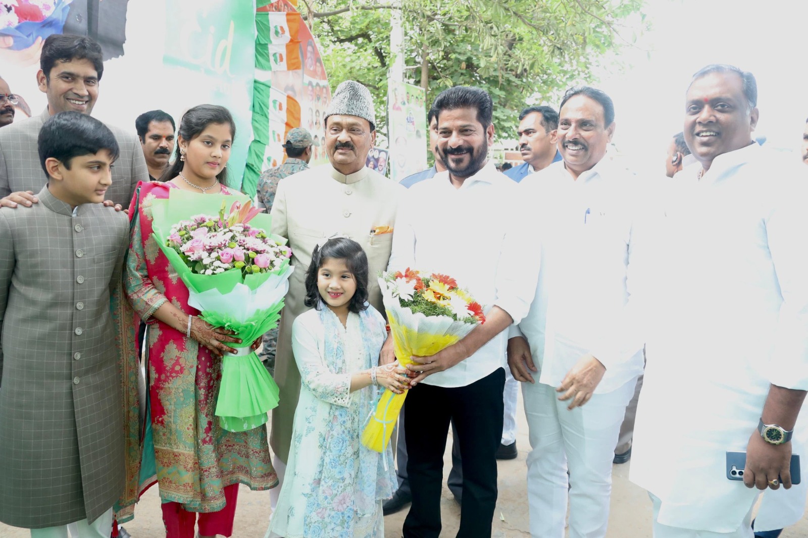 ఘనంగా రంజాన్ వేడుకలు.. షబ్బీర్ అలీ ఇంట్లో సీఎం రేవంత్రెడ్డి రంజాన్ సందడి ఘనంగా రంజాన్ వేడుకలు.. షబ్బీర్ అలీ ఇంట్లో సీఎం రేవంత్రెడ్డి రంజాన్ సందడి