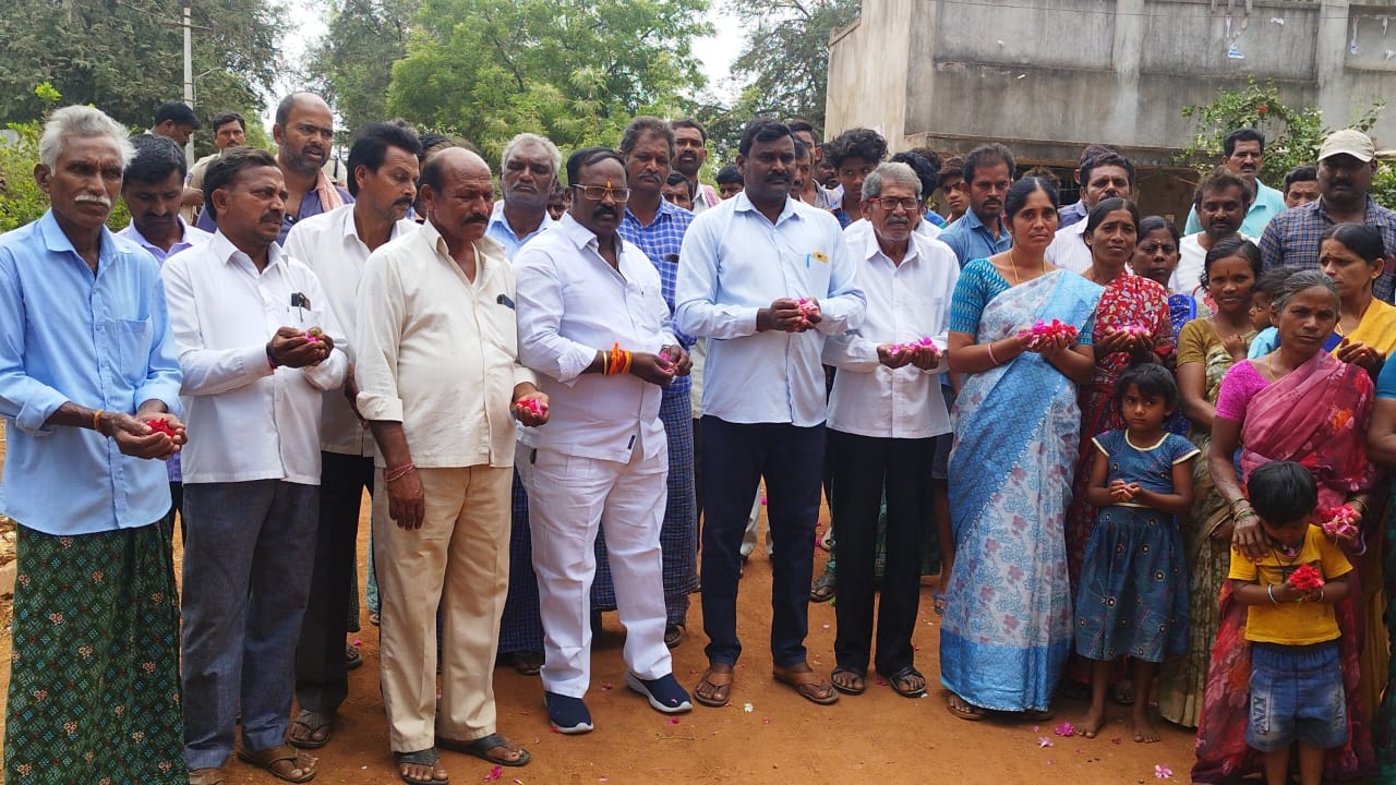 పనులు చేపట్టాలని పూలతో నిరసన పనులు చేపట్టాలని పూలతో నిరసన