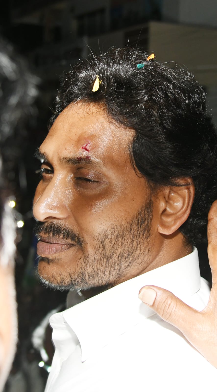 Big Breaking: సీఎం జగన్ పై రాయి విసిరిన వ్యక్తి.. తలకు గాయం Big Breaking: సీఎం జగన్ పై రాయి విసిరిన వ్యక్తి.. తలకు గాయం