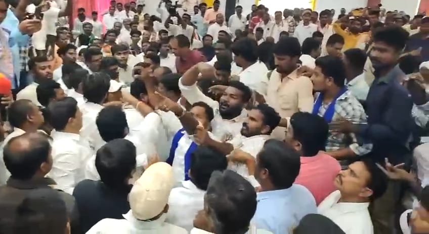 కాంగ్రెసులో బహిర్గతమైనగ్రూప్వార్.. పరకాలలో కొండా అనుచరుల గొడవ కాంగ్రెసులో బహిర్గతమైనగ్రూప్వార్.. పరకాలలో కొండా అనుచరుల గొడవ