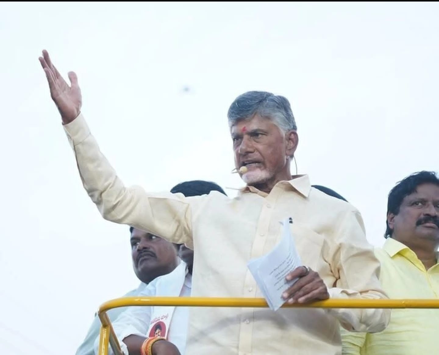 పేదలకు రెండు సెంట్ల స్థలంలో ఇల్లు ఇస్తాం: చంద్రబాబు పేదలకు రెండు సెంట్ల స్థలంలో ఇల్లు ఇస్తాం: చంద్రబాబు