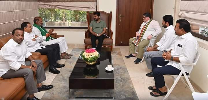 ఎందుకీ నాన్చివేత? నామినేషన్లకు మరొక రోజు మాత్రమే గడువు అయినా తేలని కాంగ్రెస్ అభ్యర్థి ఎందుకీ నాన్చివేత? నామినేషన్లకు మరొక రోజు మాత్రమే గడువు అయినా తేలని కాంగ్రెస్ అభ్యర్థి