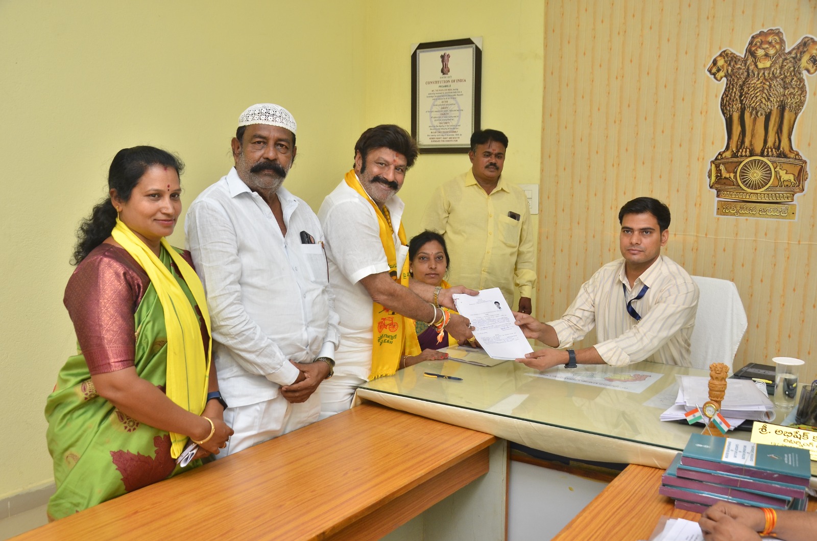 తెలంగాణ, ఏపీల్లో ఊపందుకున్న నామినేషన్ల సందడి తెలంగాణ, ఏపీల్లో ఊపందుకున్న నామినేషన్ల సందడి