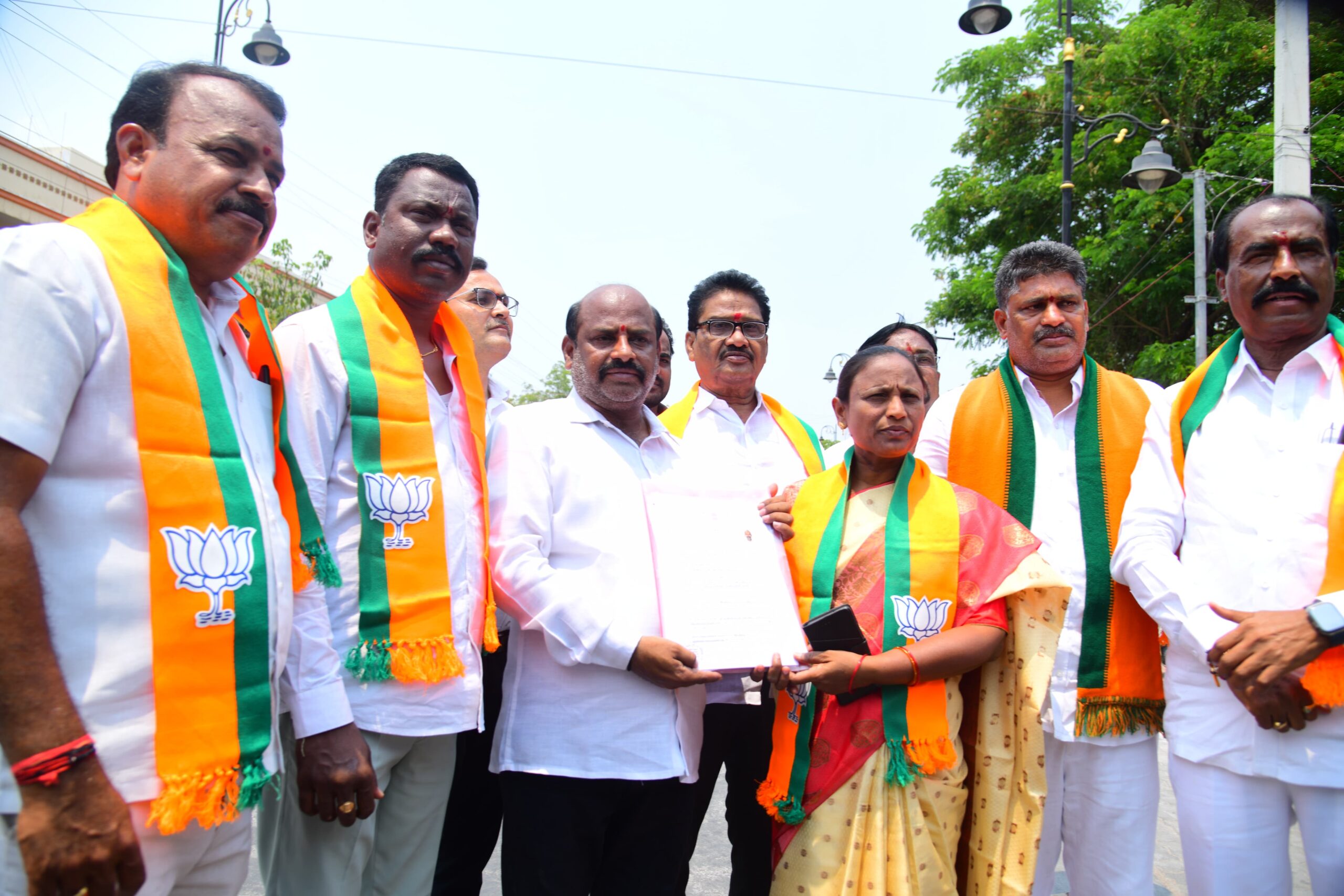 దమ్ముంటే రాజీనామా చేసి ఎంపీగా పోటీ చేయండి..మంత్రి పొన్నంకు బీజేపీ నేతల సవాల్ దమ్ముంటే రాజీనామా చేసి ఎంపీగా పోటీ చేయండి..మంత్రి పొన్నంకు బీజేపీ నేతల సవాల్