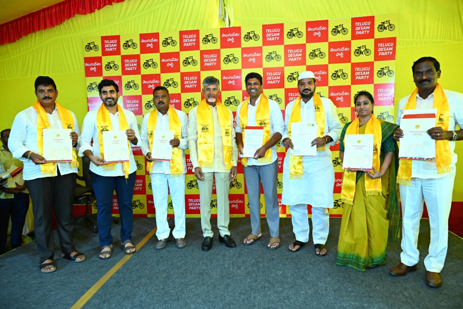 టీడీపీ అభ్యర్థులకు బీ ఫారంలు అందించిన చంద్రబాబు టీడీపీ అభ్యర్థులకు బీ ఫారంలు అందించిన చంద్రబాబు