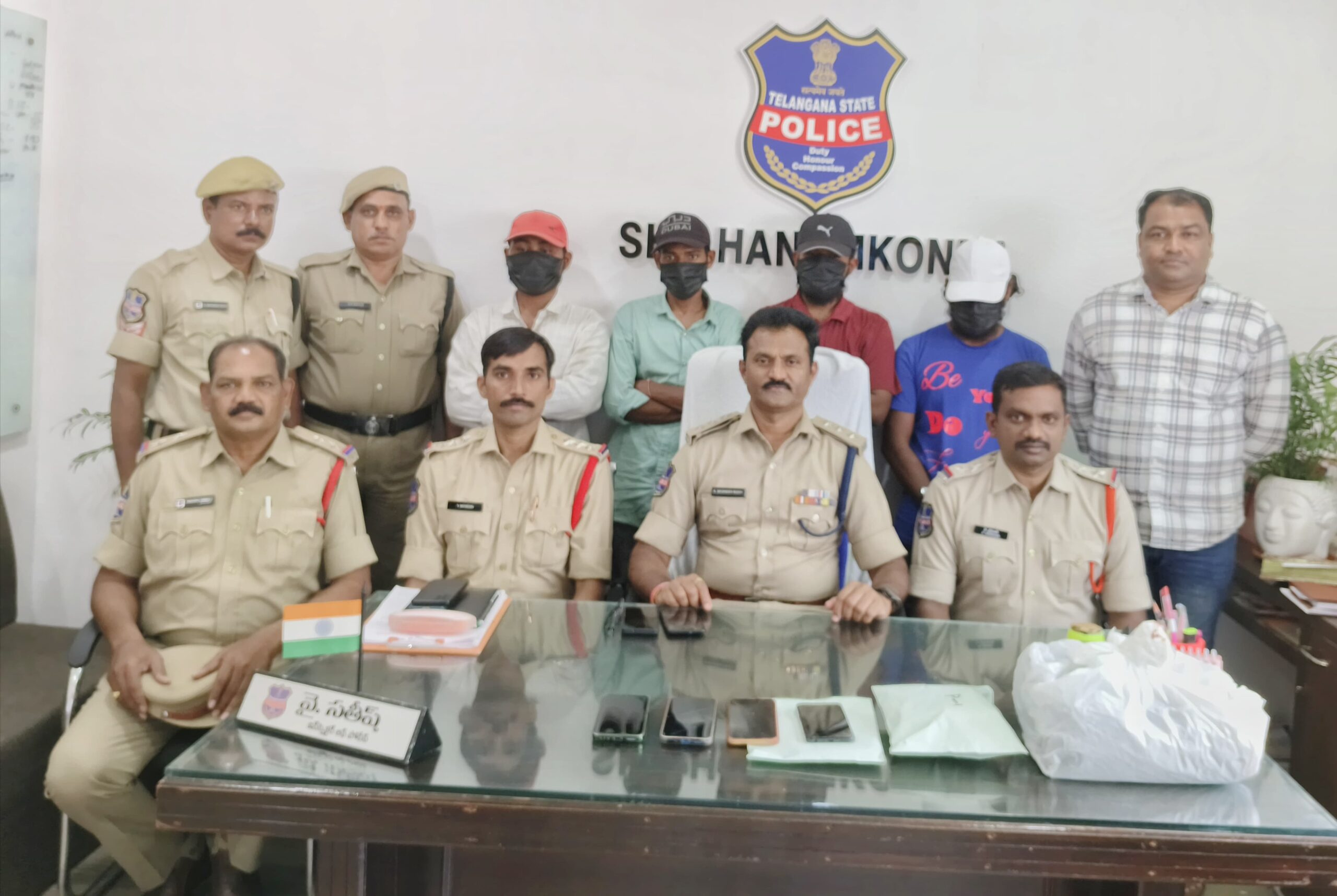 గంజాయితో పట్టుబడిన నలుగురు యువకుల అరెస్ట్ గంజాయితో పట్టుబడిన నలుగురు యువకుల అరెస్ట్