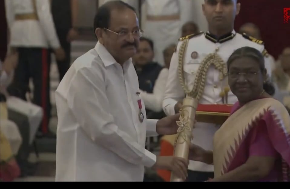 ఘనంగా పద్మ అవార్డుల ప్రధానోత్సవం ఘనంగా పద్మ అవార్డుల ప్రధానోత్సవం