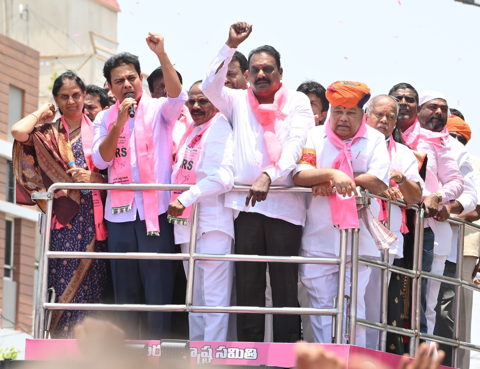 సీఎం రేవంత్రెడ్డిది బాహుబలి మోసం: చేవేళ్ల ప్రచార సభలో కేటీఆర్ సీఎం రేవంత్రెడ్డిది బాహుబలి మోసం: చేవేళ్ల ప్రచార సభలో కేటీఆర్