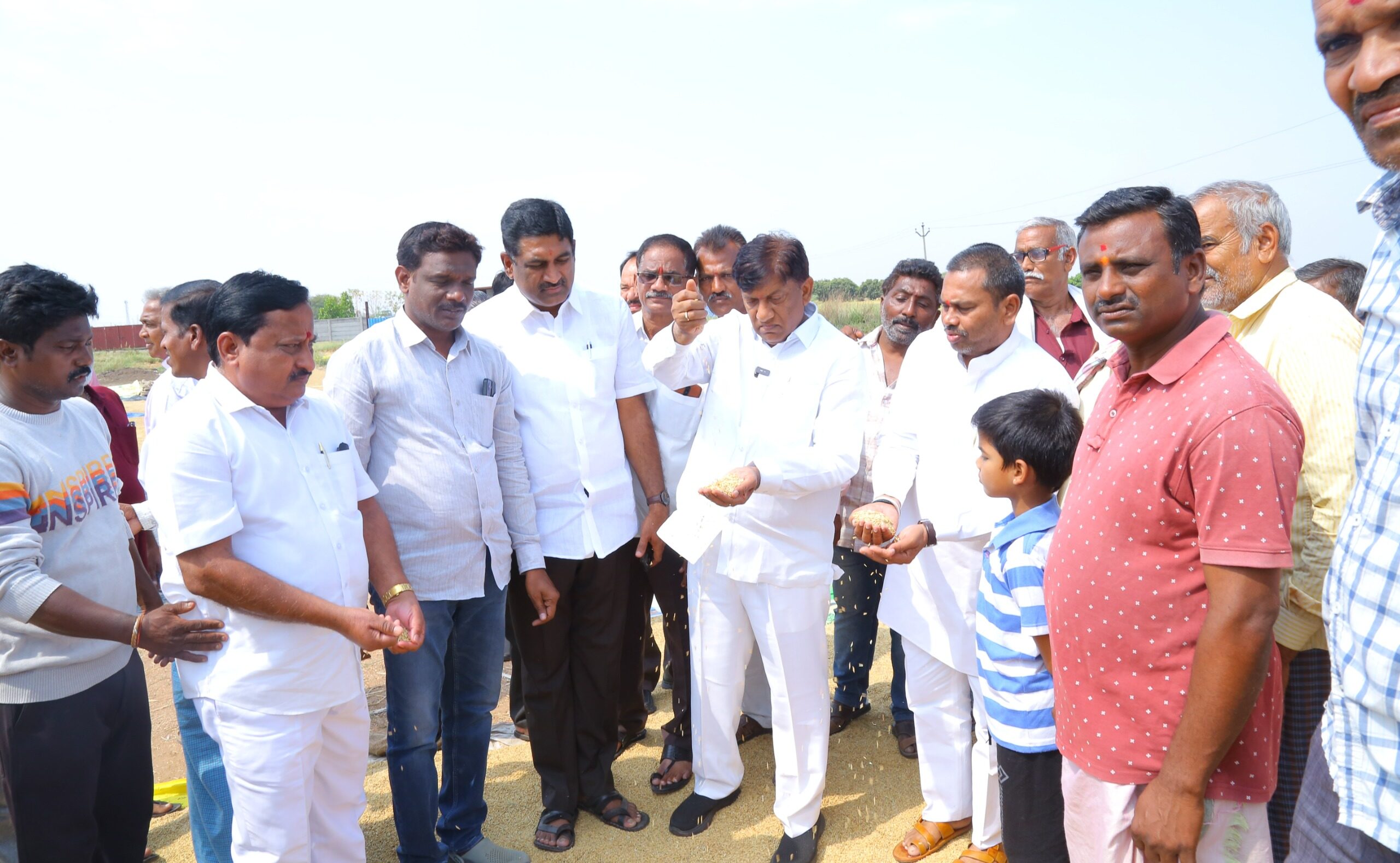 బోనస్ మాట దేవుడెరుగు.. ముందైతే ధాన్యం కొనుగోలు చేయండి బోనస్ మాట దేవుడెరుగు.. ముందైతే ధాన్యం కొనుగోలు చేయండి