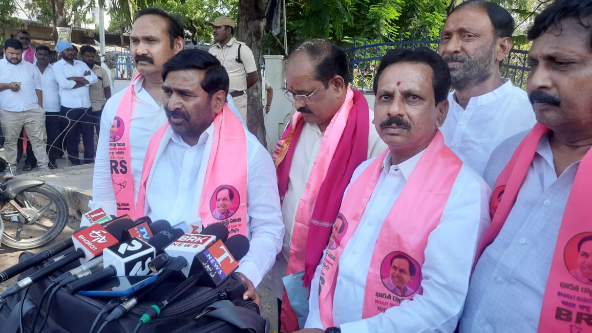నీళ్లివ్వలేని దద్దమ్మలు కాంగ్రెస్ మంత్రులు: జగదీశ్రెడ్డి నీళ్లివ్వలేని దద్దమ్మలు కాంగ్రెస్ మంత్రులు: జగదీశ్రెడ్డి