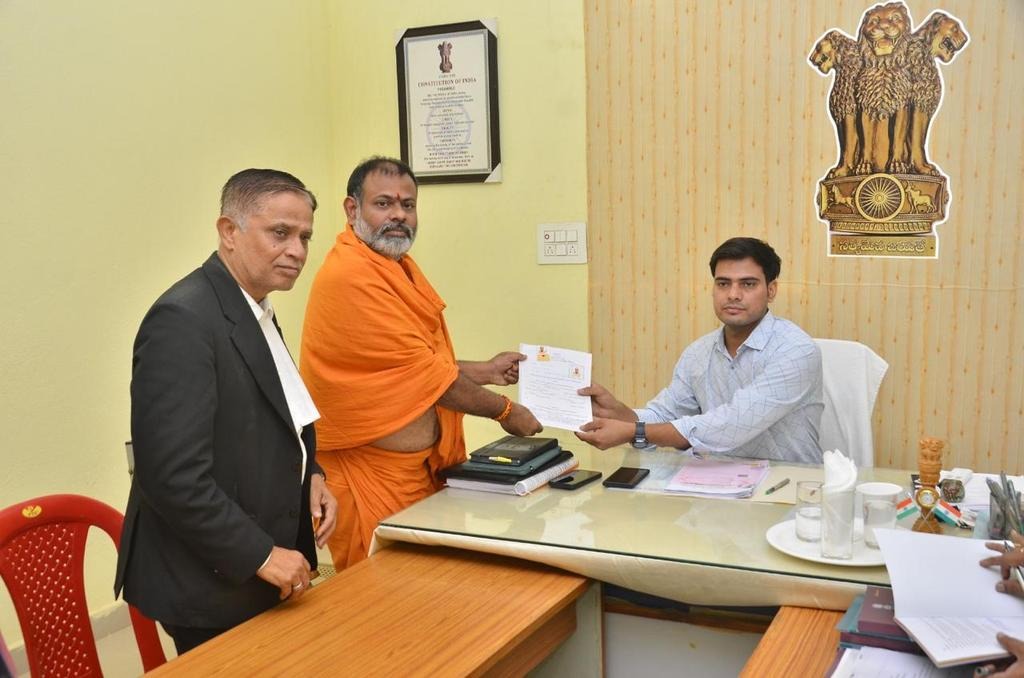 కూటమికి బిగ్ షాక్..హిందూపురంలో స్వామి పరిపూర్ణానంద నామినేషన్ కూటమికి బిగ్ షాక్..హిందూపురంలో స్వామి పరిపూర్ణానంద నామినేషన్