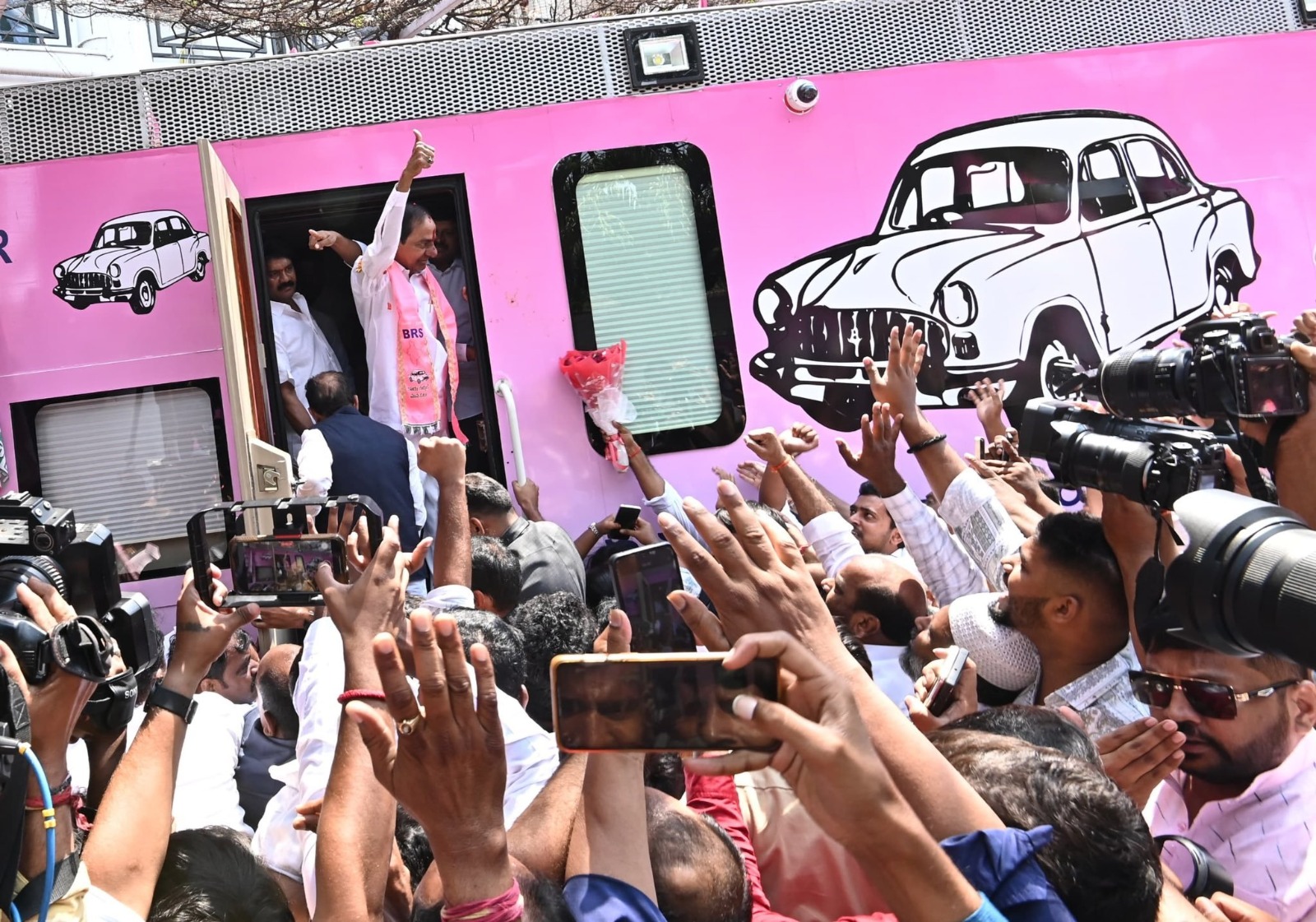 భువనగిరికి కేసీఆర్ బస్సు యాత్ర.. రైతులకు పరామర్శ భువనగిరికి కేసీఆర్ బస్సు యాత్ర.. రైతులకు పరామర్శ
