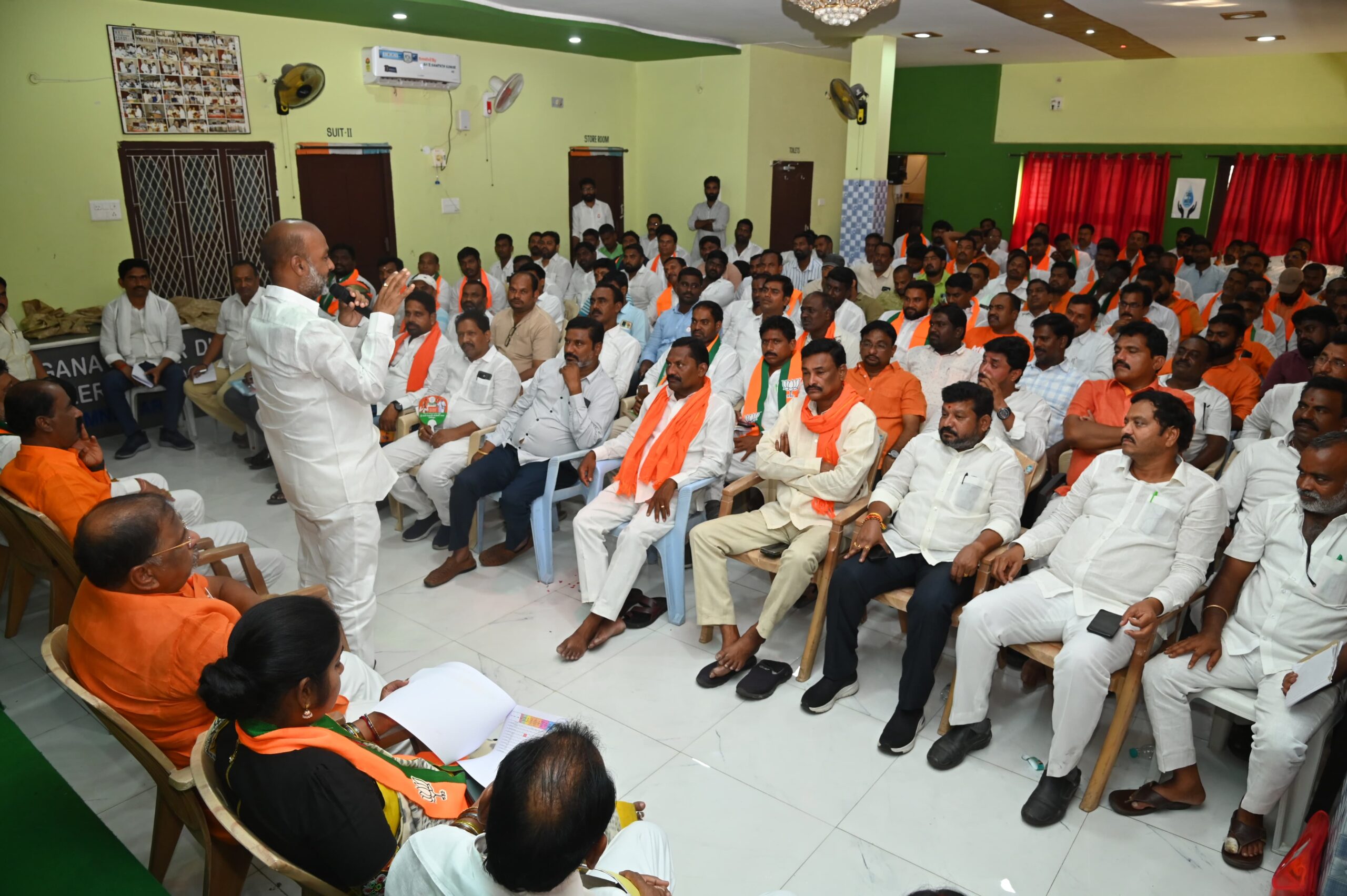 కాంగ్రెస్, బీఆర్ఎస్ కార్యకర్తలను కలిసి ఓట్లు అడగండి: బండి సంజయ్ కాంగ్రెస్, బీఆర్ఎస్ కార్యకర్తలను కలిసి ఓట్లు అడగండి: బండి సంజయ్