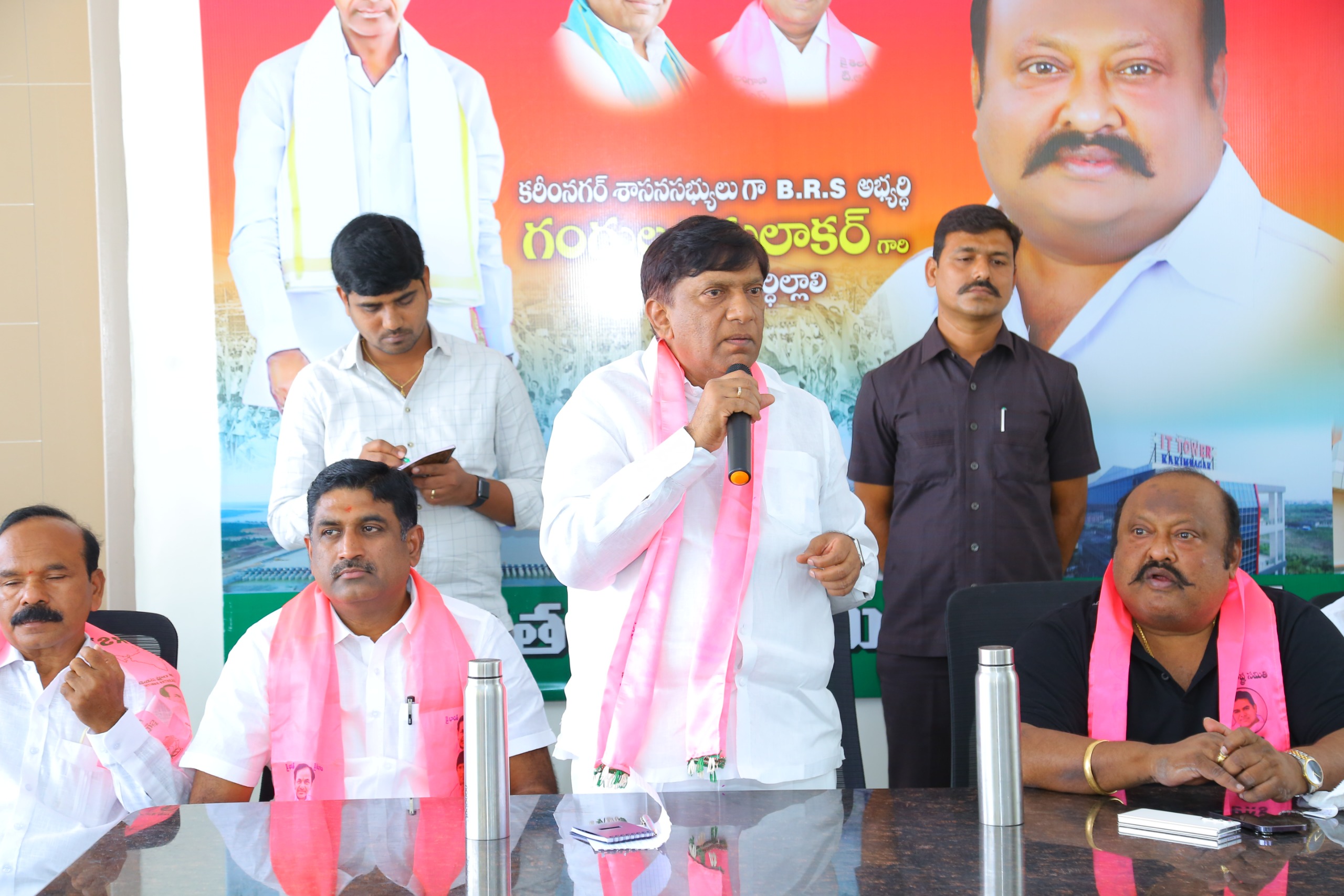 ఐదేళ్లలో బండి ఐదుపైసల పని కూడా చేయలేదు: బీఆరెస్ అభ్యర్థి వినోద్ కుమార్ ఐదేళ్లలో బండి ఐదుపైసల పని కూడా చేయలేదు: బీఆరెస్ అభ్యర్థి వినోద్ కుమార్
