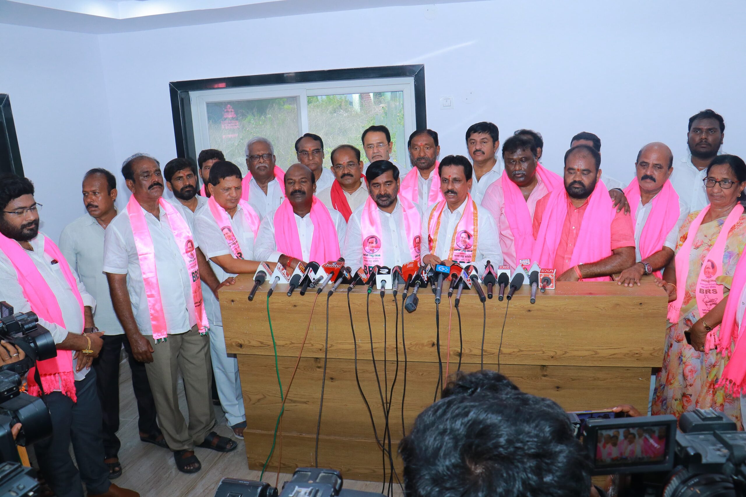 కోమటిరెడ్డి బ్రదర్స్ పొద్దుతిరుగుడు పుష్పాలు: మాజీ మంత్రి జగదీష్రెడ్డి కోమటిరెడ్డి బ్రదర్స్ పొద్దుతిరుగుడు పుష్పాలు: మాజీ మంత్రి జగదీష్రెడ్డి