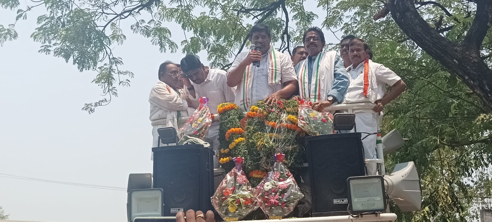 ఆస్తిపాస్తులు లేని బండికి అంత డబ్బు ఎక్కడిది? ఆస్తిపాస్తులు లేని బండికి అంత డబ్బు ఎక్కడిది?