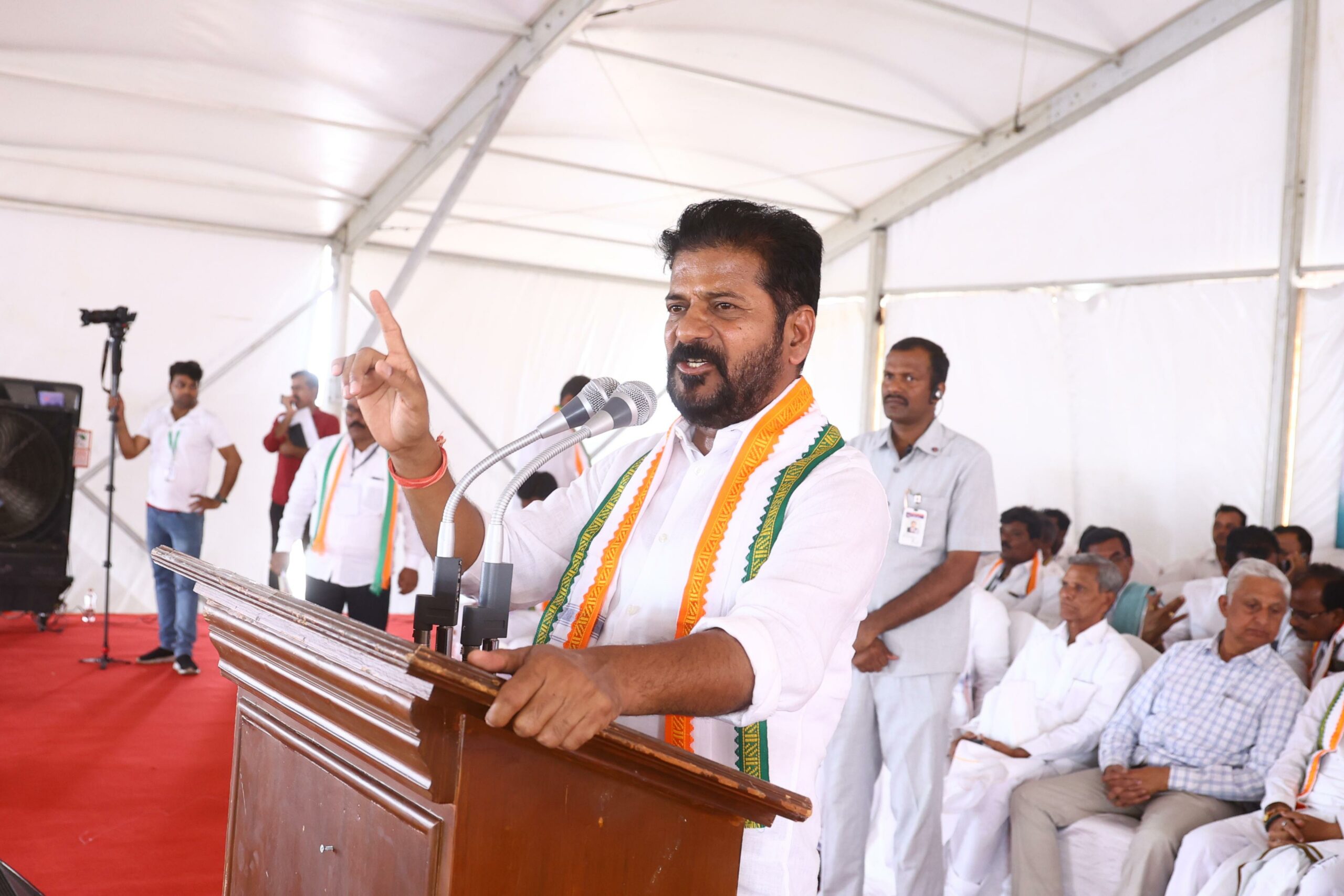 కర్ణాటకు మోదీ ఇచ్చింది ఖాళీ చెంబే: సీఎం రేవంత్రెడ్డి కర్ణాటకు మోదీ ఇచ్చింది ఖాళీ చెంబే: సీఎం రేవంత్రెడ్డి