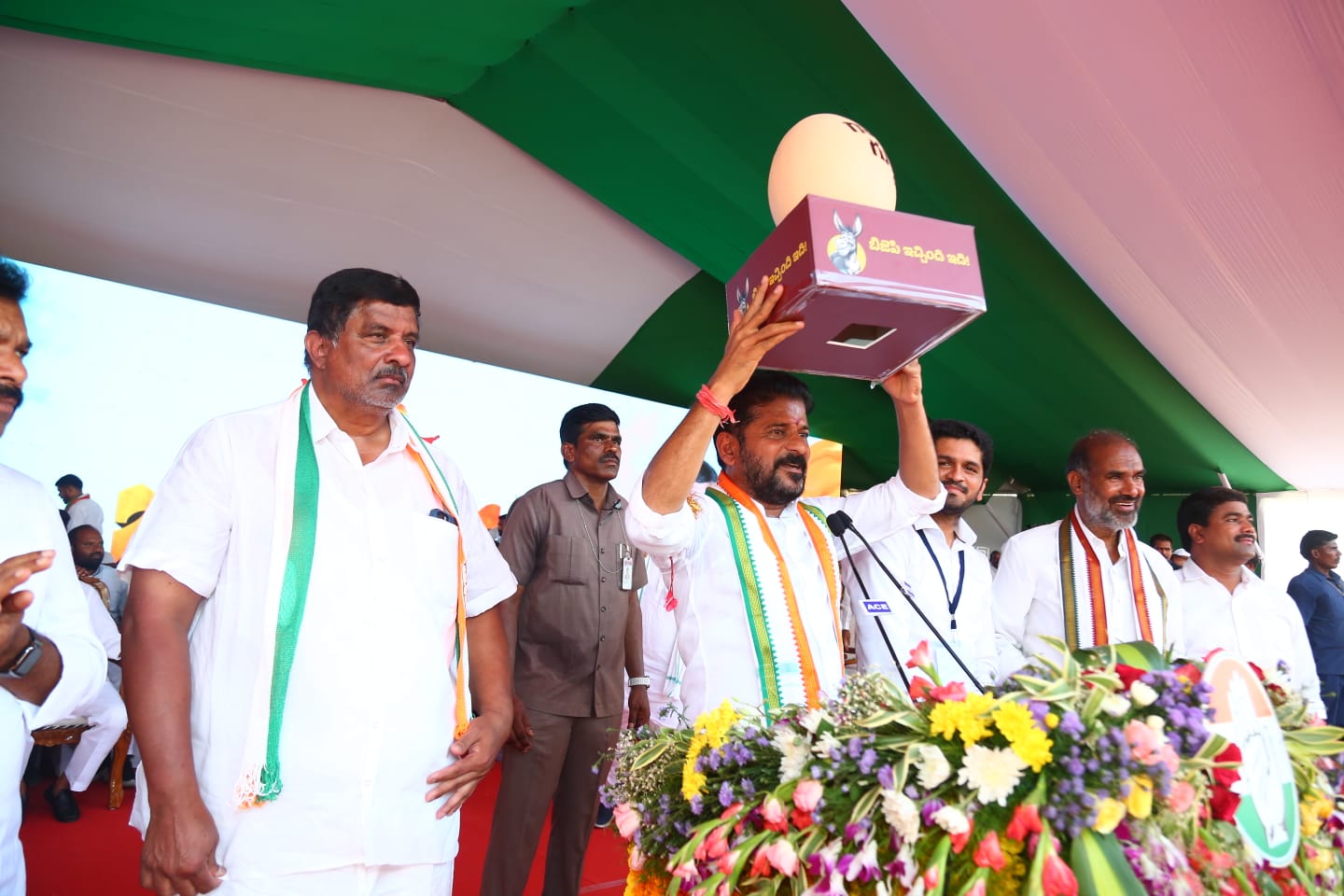 బీజేపీ అధికారంలోకి వస్తే దళితులు, గిరిజనులు, బలహీనవర్గాలపై సర్జికల్ స్ట్రైక్స్: సీఎం రేవంత్ రెడ్డి బీజేపీ అధికారంలోకి వస్తే దళితులు, గిరిజనులు, బలహీనవర్గాలపై సర్జికల్ స్ట్రైక్స్: సీఎం రేవంత్ రెడ్డి