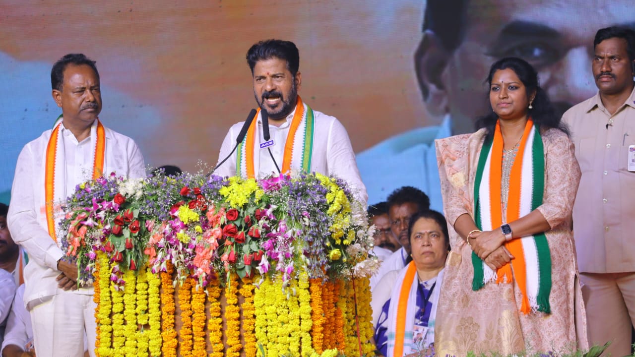 గుజరాత్ పెత్తనమా? తెలంగాణ పౌరుషమా?.. పీఎం మోదీకి సీఎం రేవంత్ రెడ్డి సవాల్ గుజరాత్ పెత్తనమా? తెలంగాణ పౌరుషమా?.. పీఎం మోదీకి సీఎం రేవంత్ రెడ్డి సవాల్