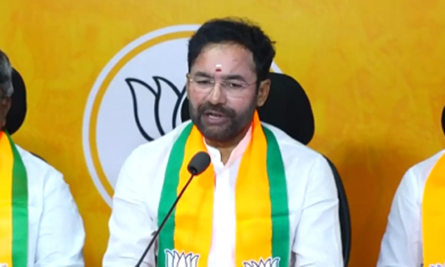 బెదిరించి కాంగ్రెస్లో చేర్చుకుంటున్నారు: కిషన్ రెడ్డి బెదిరించి కాంగ్రెస్లో చేర్చుకుంటున్నారు: కిషన్ రెడ్డి