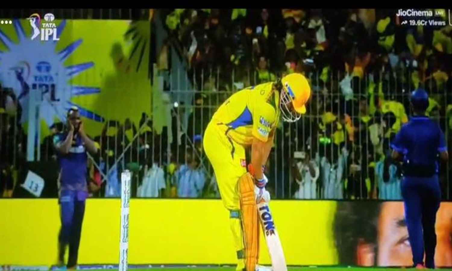 Dhoni: ధోని అభిమానులు చేసిన సౌండ్స్ వినలేక చెవులు మూసుకున్న స్టార్ హిట్టర్ Dhoni: ధోని అభిమానులు చేసిన సౌండ్స్ వినలేక చెవులు మూసుకున్న స్టార్ హిట్టర్