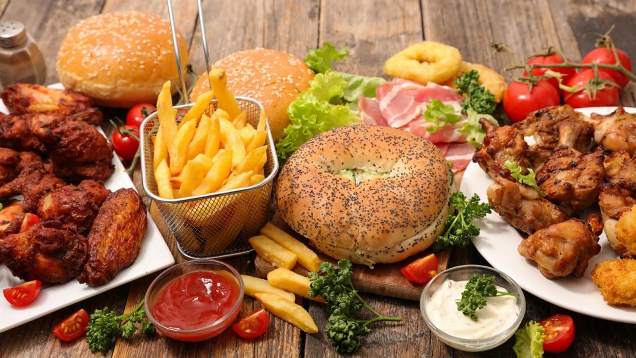 Fast Foods Heart Problems | ఫాస్ట్ ఫుడ్ తెగ లాగించేస్తున్నారా? అవి మీ గుండె పాలిటి సైలెంట్ కిల్లర్స్ అని తెలుసా? Fast Foods Heart Problems | ఫాస్ట్ ఫుడ్ తెగ లాగించేస్తున్నారా? అవి మీ గుండె పాలిటి సైలెంట్ కిల్లర్స్ అని తెలుసా?