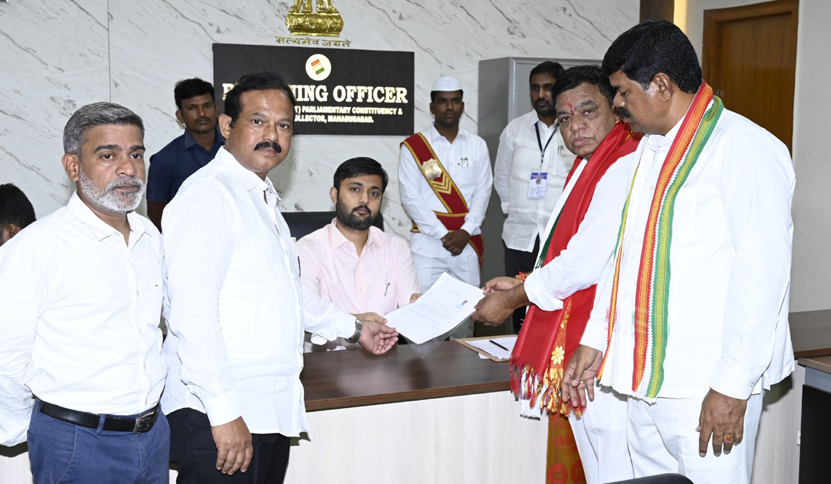 కాంగ్రెస్ అభ్యర్థిగా బలరాం నాయక్ నామినేషన్ కాంగ్రెస్ అభ్యర్థిగా బలరాం నాయక్ నామినేషన్
