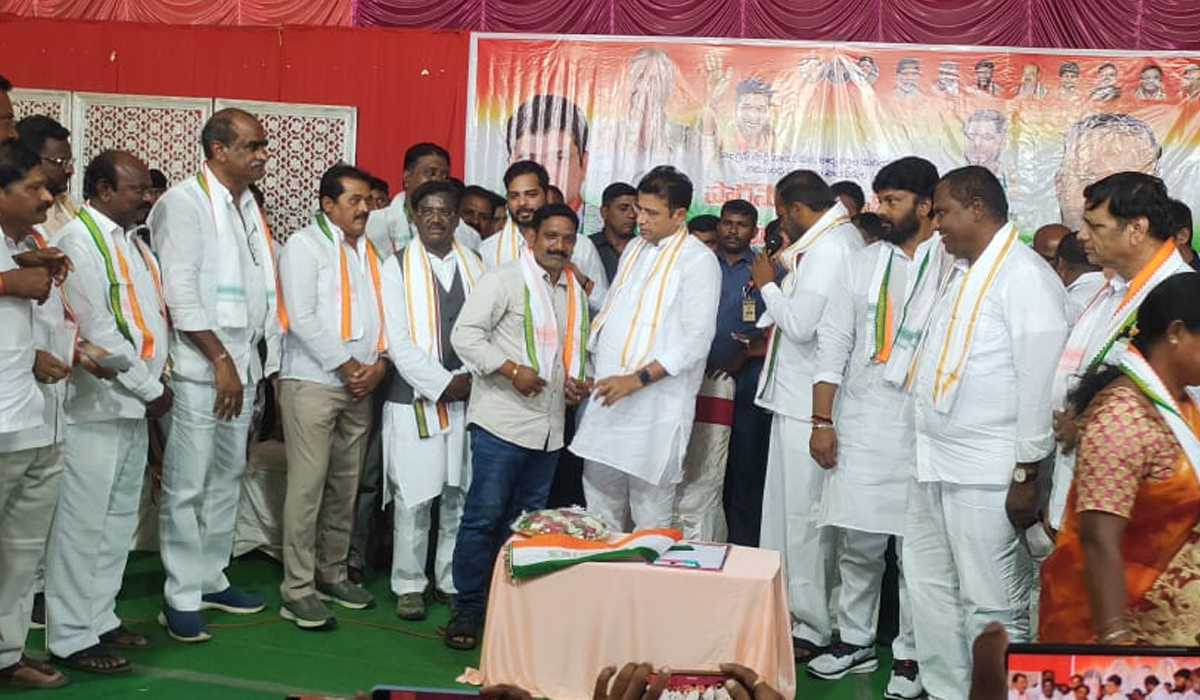బీఆర్ఎస్ను వీడిన ఇద్దరు జడ్పీటీసీలు బీఆర్ఎస్ను వీడిన ఇద్దరు జడ్పీటీసీలు